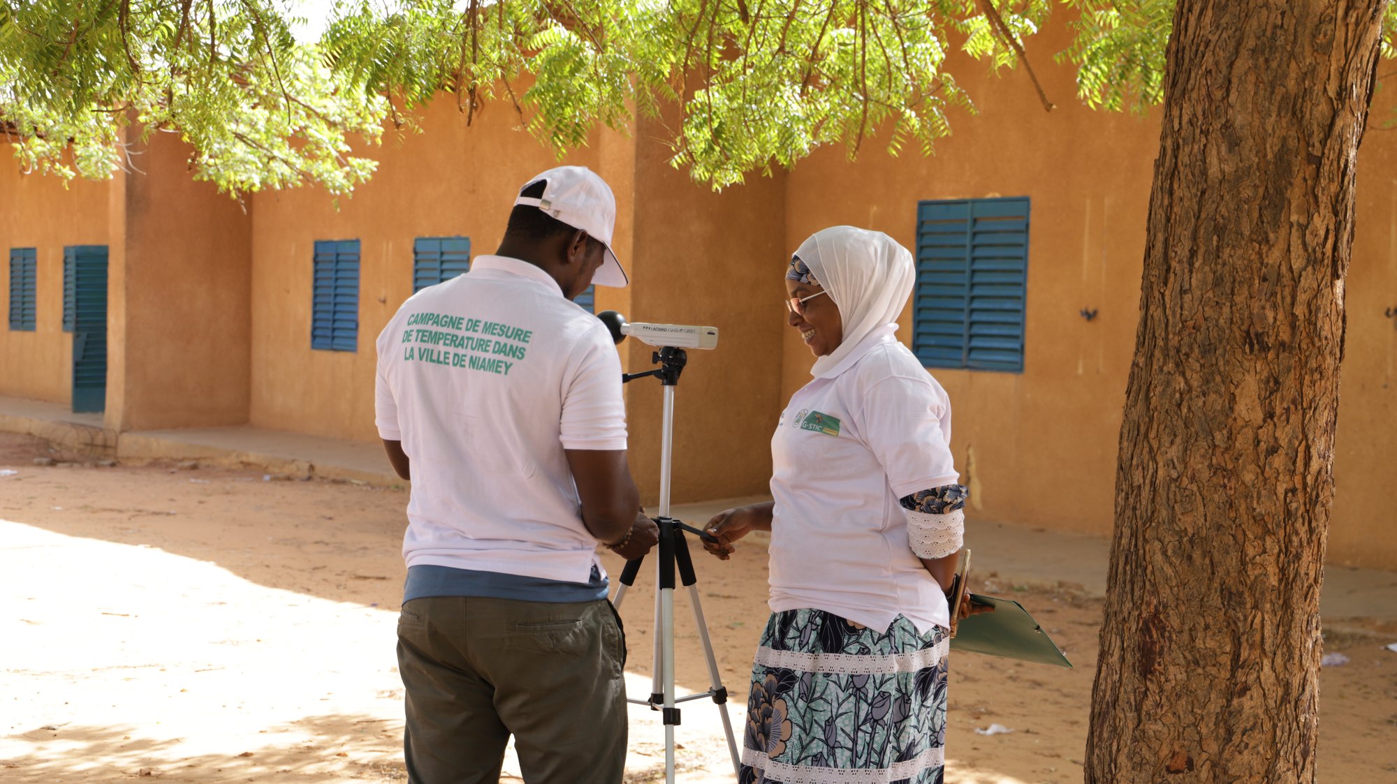 Members of the Young Volunteers for the Environment (YVE) during a heat-monitoring campaign in Niamey, Niger.